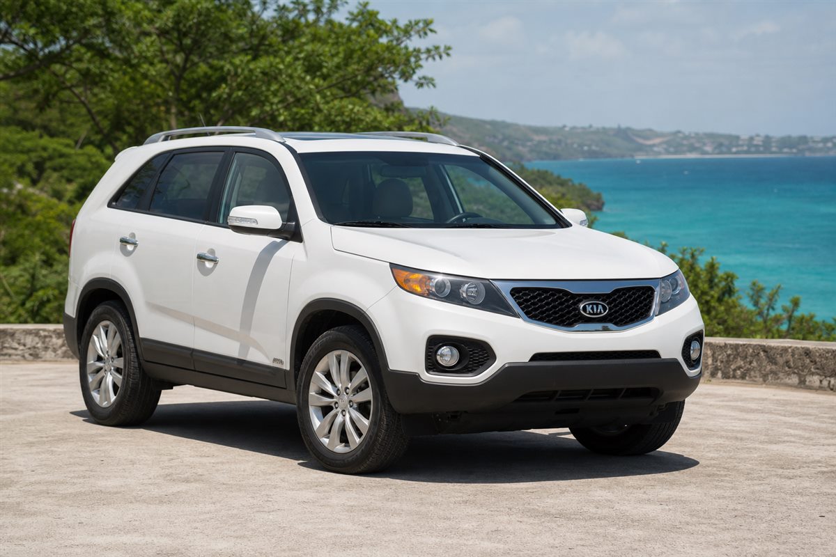 Visualización ilustrativa de una Kia Sorento 2014 blanca frente a la costa